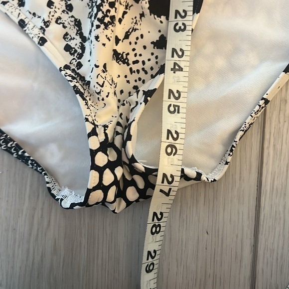 ⭐️Calvin Klein Snake Print Swimwear, Size 6, Excellent Support & Condition - Picture 10 of 10